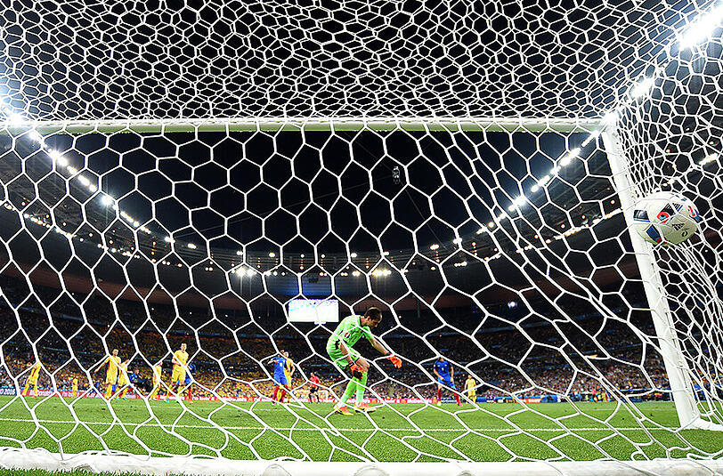 DAS TRAUMTOR VON DIMITRI PAYET Ein Strahl, bumm. Der fulminante Linksschuss zum 2:1 der Franzosen gegen Rumänien in der 89. Minute des Eröffnungsspiels war ein Traum von einem Tor - und die Initialzündung für die EM.