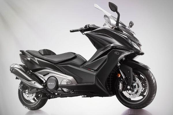 Ein gelungener Mix aus Roller und Motorrad: der neue Kymco AK 550 debütiert auf der Intermot in Köln.