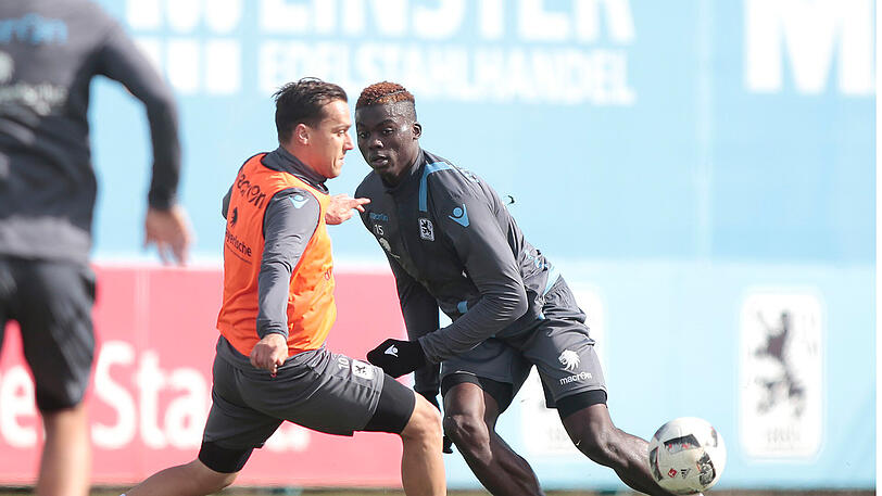 Frank Boya (r.) beim Trainingsspiel gegen Michael Liendl.