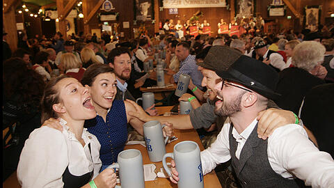 Ausgelassene Stimmung in der "Schönheitskönigin". Sehen Sie hier die besten Bilder vom Sonntag auf dem Oktoberfest.