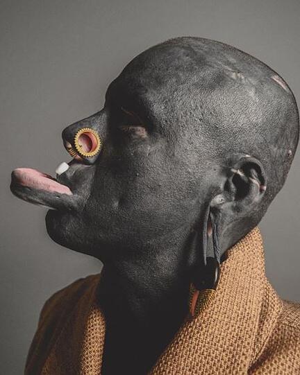 Tellerlippen sind eigentlich ein Schönheitsideal in verschiedenen afrikanischen Stämmen.