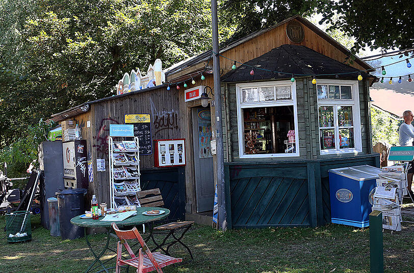 Echtes Holz, echte Zeitungen, ein echter Kaugummiautomat &ndash; davon abgesehen ist der neue Kiosk an der Wittelsbacherbrücke allerdings nur eine Attrappe.