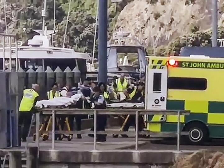 Dieses von NZME zur Verfügung gestellte Videostandbild zeigt Verletzte, die von Krankenwagen abtransportiert werden.