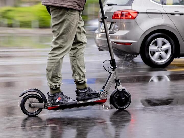 E-Tretroller müssen in Deutschland bestimmte technische Anforderungen erfüllen und etwa auch Licht und eine "helltönende Glocke" haben.