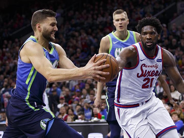 Maxi Kleber (l) von Dallas Mavericks feiert Weihnachten via Facetime.