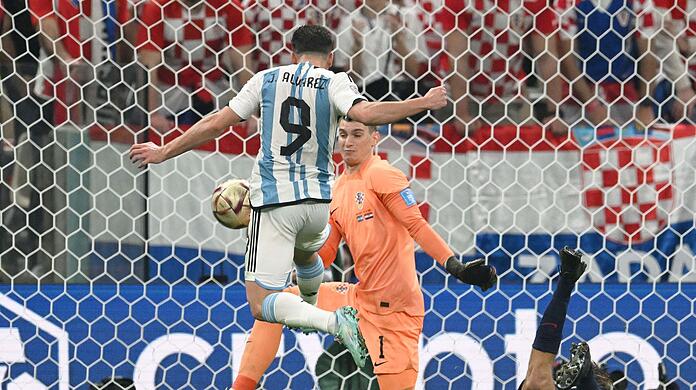 Argentiniens Julian Alvarez (9) erzielt das 2:0 gegen Kroatien.