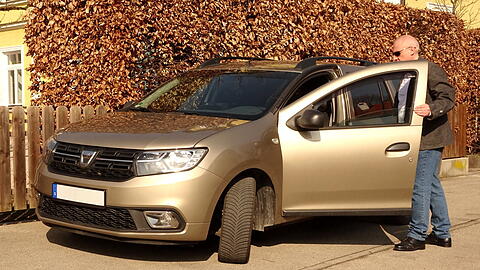 Martin K. an seinem Kombi. Seit ein paar Tagen hat der Dacia Logan neue Kennzeichen. Die alte Nummer hat jemand kopiert und begeht damit immer wieder Verkehrsverstöße, für die der Münchner zahlen soll.