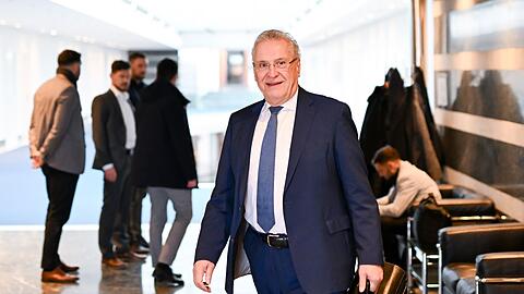 Joachim Herrmann (CSU), bayerischer Innenminister, kommt zur Kabinettssitzung der Bayerischen Staatsregierung in der Staatskanzlei.