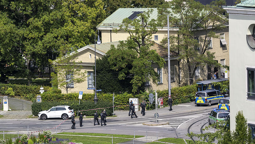 Polizisten suchen im großräumig abgesperrten Bereich Karolinenplatz/Barer Straße Spuren. Am Donnerstagvormittag haben Streifenpolizisten am israelischen Generalkonsulat einen bewaffneten Österreicher (18) niedergeschossen, der zuvor geschossen hatte. Der junge Mann starb wenig später am Tatort. Polizisten suchen im großräumig abgesperrten Bereich Karolinenplatz/Barer Straße Spuren. Am Donnerstagvormittag haben Streifenpolizisten am israelischen Generalkonsulat einen bewaffneten Österreicher (18) niedergeschossen, der zuvor geschossen hatte. Der junge Mann starb wenig später am Tatort.