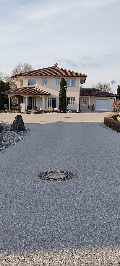 Mediterranes Flair hat dieses Haus, das wie eine toskanische oder mallorquinische Villa erinnert. Verspielte Dachlandschaften für Vorbauten wie Terrassenüberdachung und Garage sowie Rundsäulen, Bögen und Sprossenfenster vermitteln dieses Bild. Mediterranes Flair hat dieses Haus, das wie eine toskanische oder mallorquinische Villa erinnert. Verspielte Dachlandschaften für Vorbauten wie Terrassenüberdachung und Garage sowie Rundsäulen, Bögen und Sprossenfenster vermitteln dieses Bild.