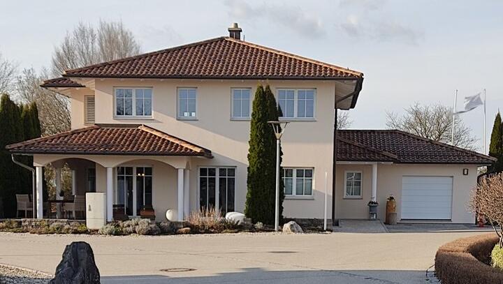 Mediterranes Flair hat dieses Haus, das wie eine toskanische oder mallorquinische Villa erinnert. Verspielte Dachlandschaften für Vorbauten wie Terrassenüberdachung und Garage sowie Rundsäulen, Bögen und Sprossenfenster vermitteln dieses Bild. Mediterranes Flair hat dieses Haus, das wie eine toskanische oder mallorquinische Villa erinnert. Verspielte Dachlandschaften für Vorbauten wie Terrassenüberdachung und Garage sowie Rundsäulen, Bögen und Sprossenfenster vermitteln dieses Bild.