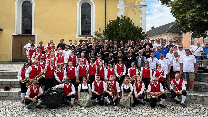 Die Löwen wurden bei der Ankunft in Ulrichsberg vom Bürgermeister und der Stadtkapelle in Empfang genommen. Die Löwen wurden bei der Ankunft in Ulrichsberg vom Bürgermeister und der Stadtkapelle in Empfang genommen.