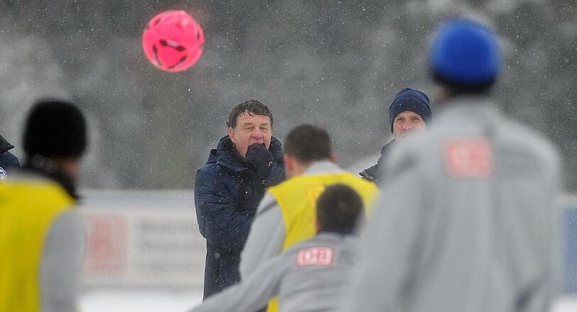 Um 10.12 Uhr schickte Rehhagel die Spieler erstmals auf den schneebedeckten Trainingsplatz. Die Übungseinheit, die zunächst von den Assistenden René Tretschok und Ante Covic geleitet wurde, begann mit einem internen Trainingsspiel.