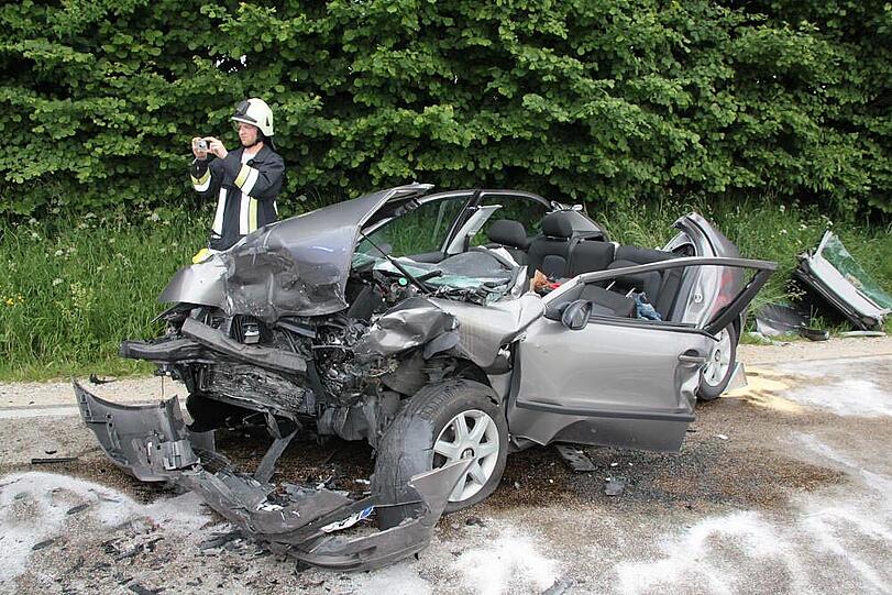 Frontalzusammenstoß: Ein VW und ein Seat krachen im Landkreis Landshut zusammen. Drei Menschen werden verletzt, zwei davon schwer.