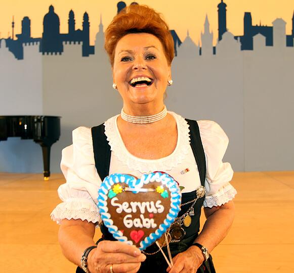"Servus Gabi": De langjährige Wiesnchefin bekam ein Oktoberfestherzl zum Abschied.Jetzt ist sie wieder da: als FDP-Kandidatin.