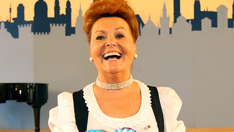 "Servus Gabi": De langjährige Wiesnchefin bekam ein Oktoberfestherzl zum Abschied.Jetzt ist sie wieder da: als FDP-Kandidatin.