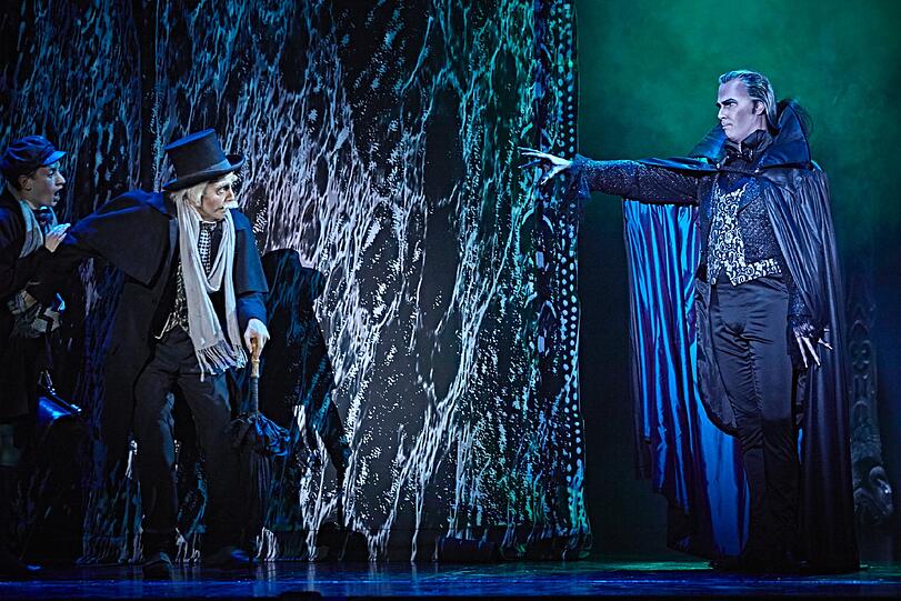 So tanzen die Vampire im Deutschen Theater.