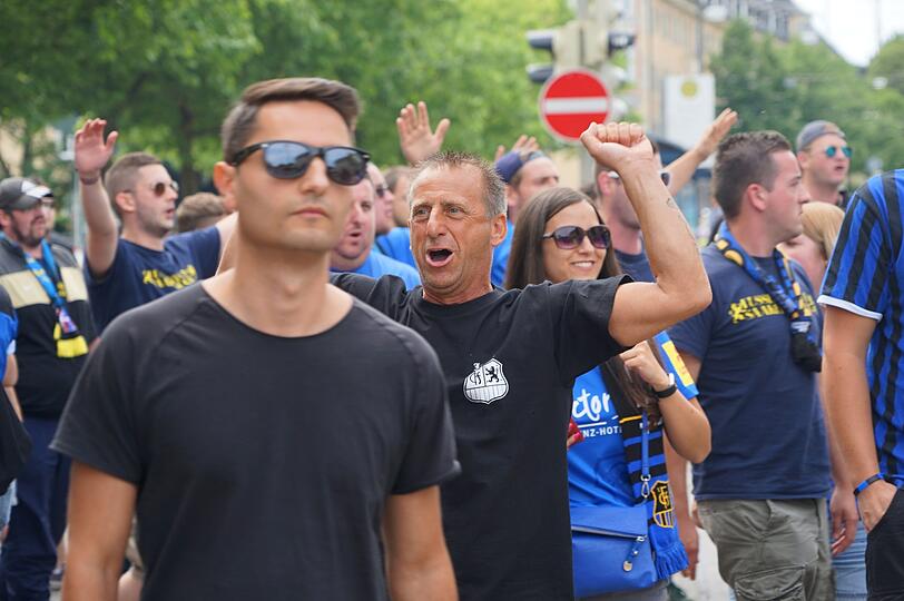 Giesing ist am Sonntag blau - die Fanbilder vor dem Spiel gegen Saarbrücken.