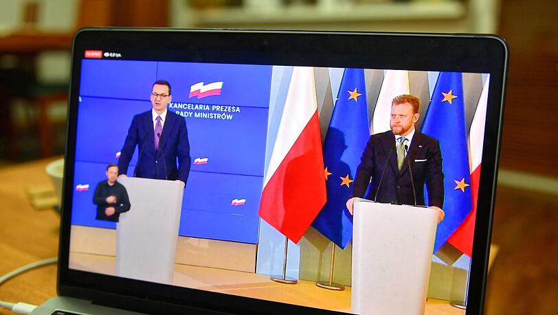 Polens Ministerpräsident Mateusz Morawiecki (links) und Gesundheitsminister Lukasz Szumowski während einer Pressekonferenz in Warschau. Angesichts einer steigenden Zahl von Covid-19-Erkrankungen gilt in dem Land der Epidemie-Zustand. Polens Ministerpräsident Mateusz Morawiecki (links) und Gesundheitsminister Lukasz Szumowski während einer Pressekonferenz in Warschau. Angesichts einer steigenden Zahl von Covid-19-Erkrankungen gilt in dem Land der Epidemie-Zustand.