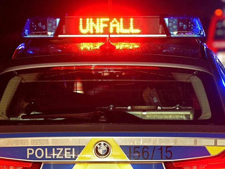 Polizei Blaulicht bei Unfallaufnahme. Foto: Stefan Puchner/dpa/Archivbild