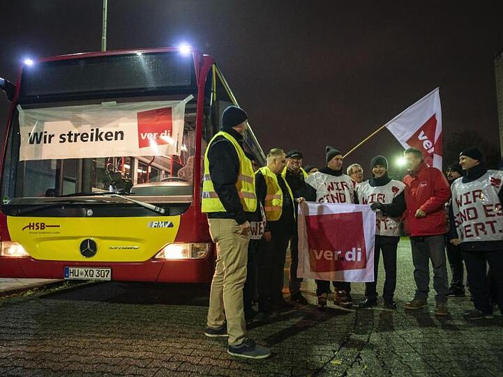 Busfahrer beginnen am Morgen in Hanau ihren zunächst unbefristeten Streik.