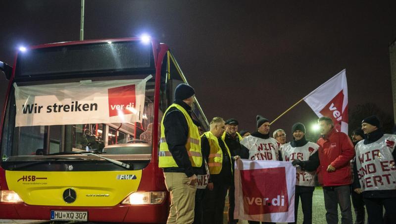 Busfahrer beginnen am Morgen in Hanau ihren zunächst unbefristeten Streik. Busfahrer beginnen am Morgen in Hanau ihren zunächst unbefristeten Streik.