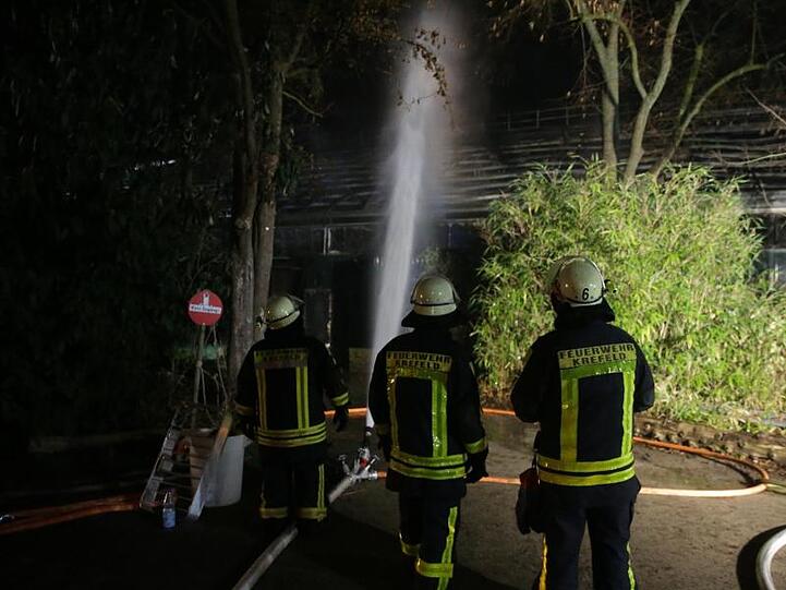 Feuerwehrleute bei den Löscharbeiten.