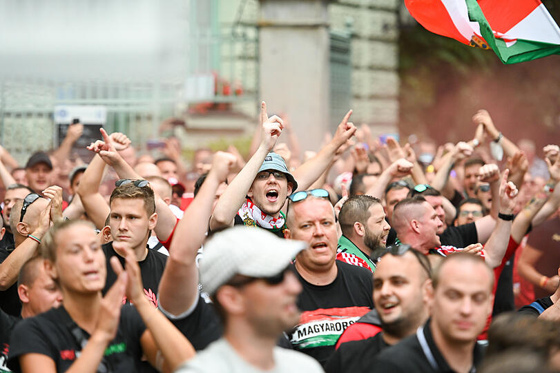 Ungarische Fans am Mittwochnachmittag am Wiener Platz in München.