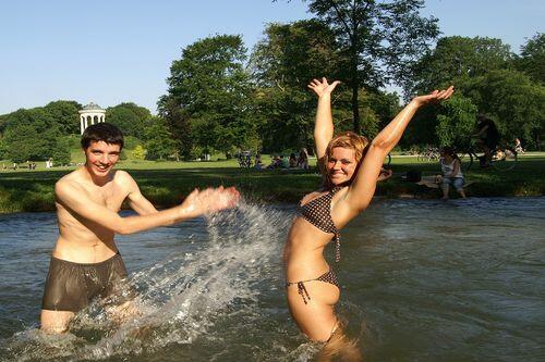 Platz an der Sonne: Edwards (21) und Veronika (21) im Schwabinger Bach