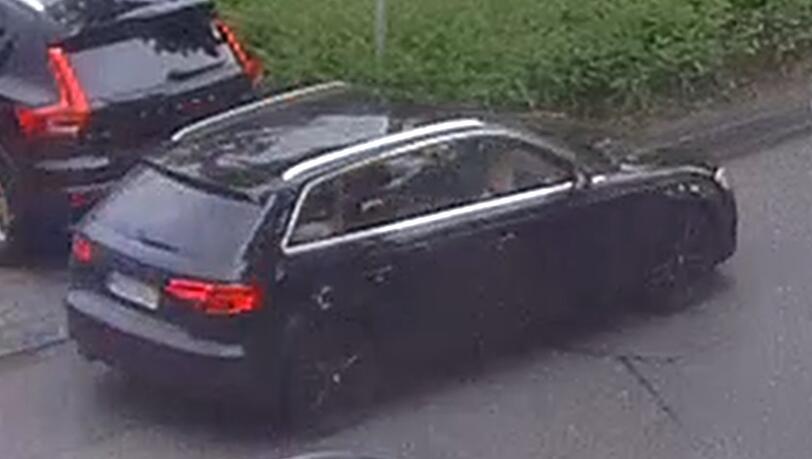 Das Fluchtauto, ein schwarzer oder dunkelblauer Audi A3 mit viel Chrom und Spezialfelgen. Das Fluchtauto, ein schwarzer oder dunkelblauer Audi A3 mit viel Chrom und Spezialfelgen.