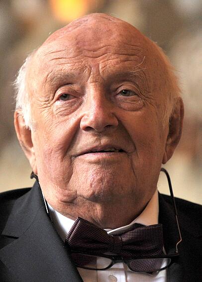 Der Schriftsteller Otfried Preußler starb am 18. Februar 2013: Sein Werk besteht aus 38 Kinder-, Jugend- und Bilderbüchern, die bekanntesten sind Der kleine Wassermann, Die kleine Hexe, Der Räuber Hotzenplotz, Das kleine Gespenst und Krabat. Der Schriftsteller Otfried Preußler starb am 18. Februar 2013: Sein Werk besteht aus 38 Kinder-, Jugend- und Bilderbüchern, die bekanntesten sind Der kleine Wassermann, Die kleine Hexe, Der Räuber Hotzenplotz, Das kleine Gespenst und Krabat.