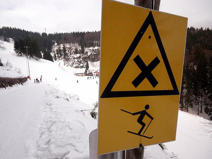 Warnschild an Skipiste. Thüringens Ministerpräsident Dieter Althaus war am Neujahrstag an einer Kreuzung zweier Skipisten mit einer Skifahrerin zusammen gestoßen.