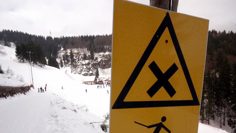 Warnschild an Skipiste. Thüringens Ministerpräsident Dieter Althaus war am Neujahrstag an einer Kreuzung zweier Skipisten mit einer Skifahrerin zusammen gestoßen. Warnschild an Skipiste. Thüringens Ministerpräsident Dieter Althaus war am Neujahrstag an einer Kreuzung zweier Skipisten mit einer Skifahrerin zusammen gestoßen.
