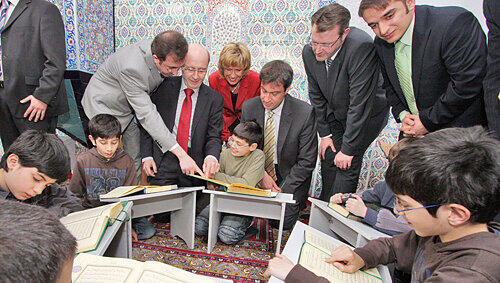 Lernen in der Moschee: Imam Ersan Öztem erklärt Martin Neumeyer, Dagmar Wöhrl und Markus Söder den Koran. Lernen in der Moschee: Imam Ersan Öztem erklärt Martin Neumeyer, Dagmar Wöhrl und Markus Söder den Koran.