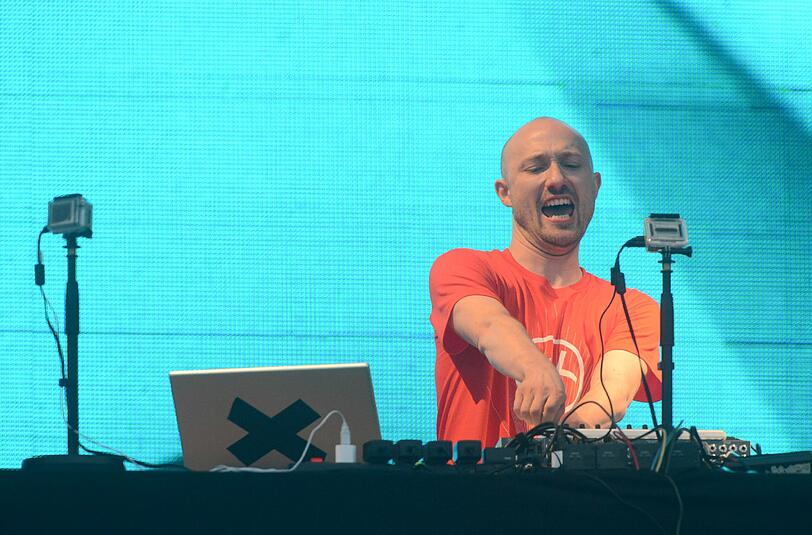 Wolkenbruch und Matsch statt "sky" und "sand" - trotzdem feiern am Sonntag 20.000 Fans den Berliner DJ Paul Kalkbrenner am Königsplatz.