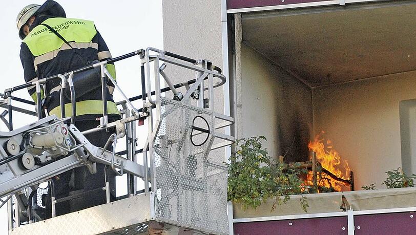 Feuer auf einem Balkon in Ramersdorf: Die Feuerwehr brachte den Brand unter Kontrolle Feuer auf einem Balkon in Ramersdorf: Die Feuerwehr brachte den Brand unter Kontrolle