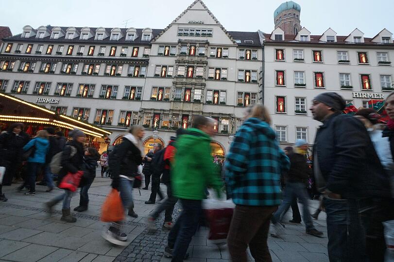 Weichnachtlicher Geschenkswahnsinn: am ersten Adventsamstag ist das Weihnachtsgeschäft wieder gestartet. Die Bilder vom Einkaufstrubel in der Münchner Innenstadt.