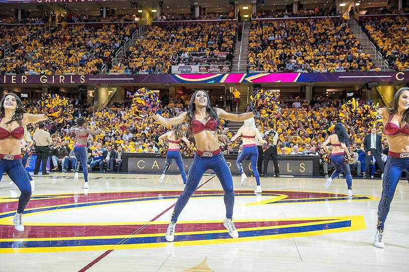 Im ersten Duell der NBA-Finalserie gingen die Cleveland Cavaliers gegen die Golden State Warriors unter. In jeder Hinsicht obenauf: die Cheerleader der Cavs! Sehen Sie selbst - die Bilder...