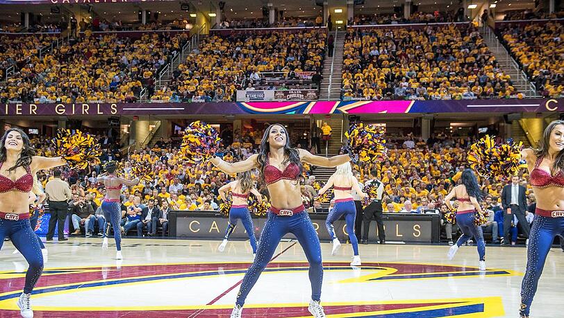 Im ersten Duell der NBA-Finalserie gingen die Cleveland Cavaliers gegen die Golden State Warriors unter. In jeder Hinsicht obenauf: die Cheerleader der Cavs! Sehen Sie selbst - die Bilder... Im ersten Duell der NBA-Finalserie gingen die Cleveland Cavaliers gegen die Golden State Warriors unter. In jeder Hinsicht obenauf: die Cheerleader der Cavs! Sehen Sie selbst - die Bilder...