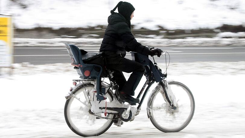 Radfahren im Winter ist gar nicht so einfach: Schnee und Eis machen die Fahrbahn rutschig. (Symbolbild)