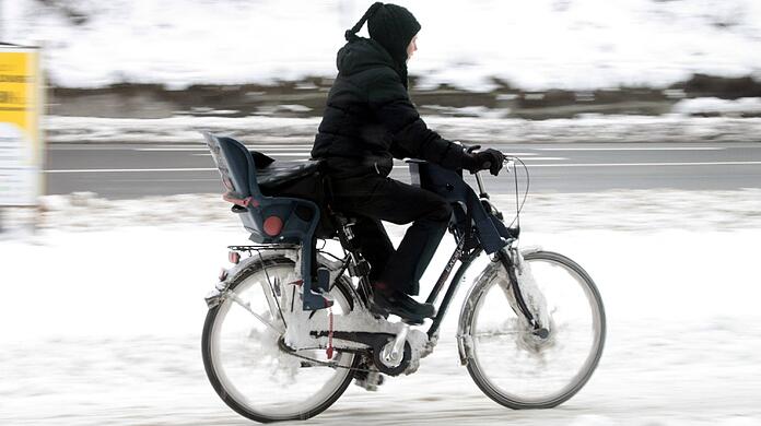 Radfahren im Winter ist gar nicht so einfach: Schnee und Eis machen die Fahrbahn rutschig, und die Kälte kann extrem unangenehm werden. (Symbolbild)