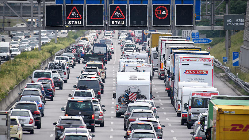 Der Verkehr staut sich am 2. Juni 2017 auf der A9 bei München.
