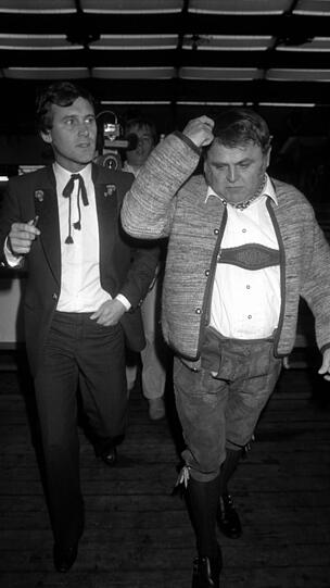 Die wilden alten Zeiten: Wirte-Kollege Wiggerl Hagn (damals tatsächlich noch ohne Zwirbelbart, (l.) mit Süßmeier (r.) 1965 auf der Wiesn.