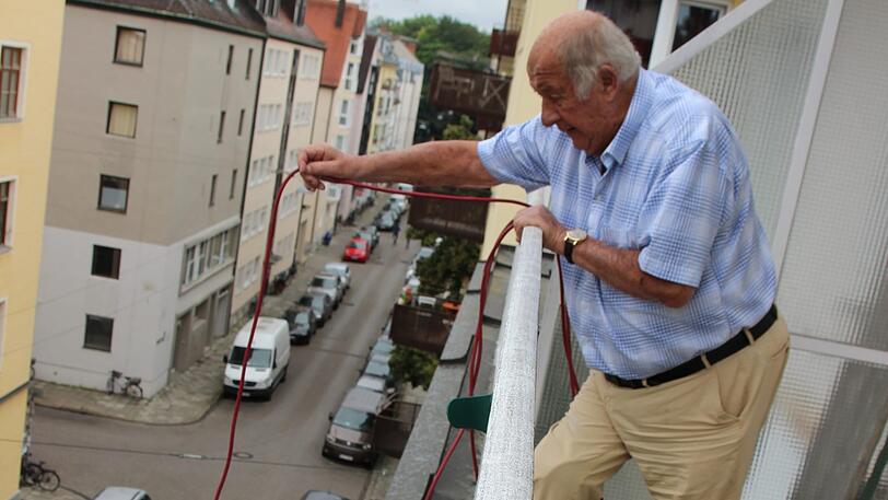Mühsame Prozedur: Zum Aufladen seines E-Mobils lässt Peter T. ein Kabel aus dem fünften Stock herunter.