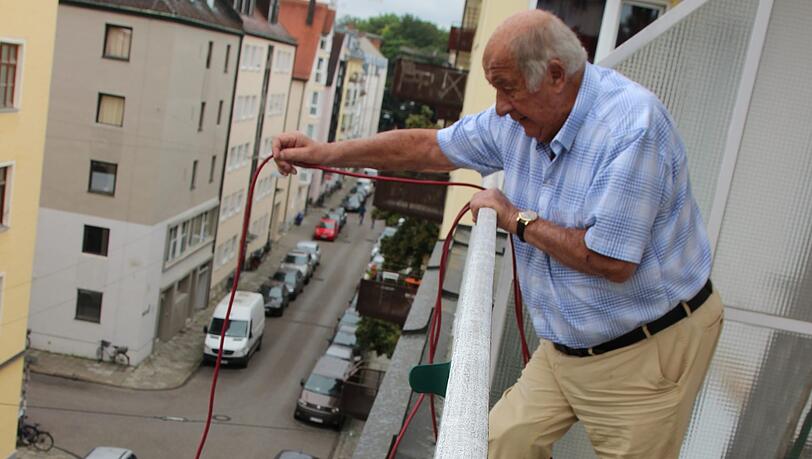 Mühsame Prozedur: Zum Aufladen seines E-Mobils lässt Peter T. ein Kabel aus dem fünften Stock herunter.