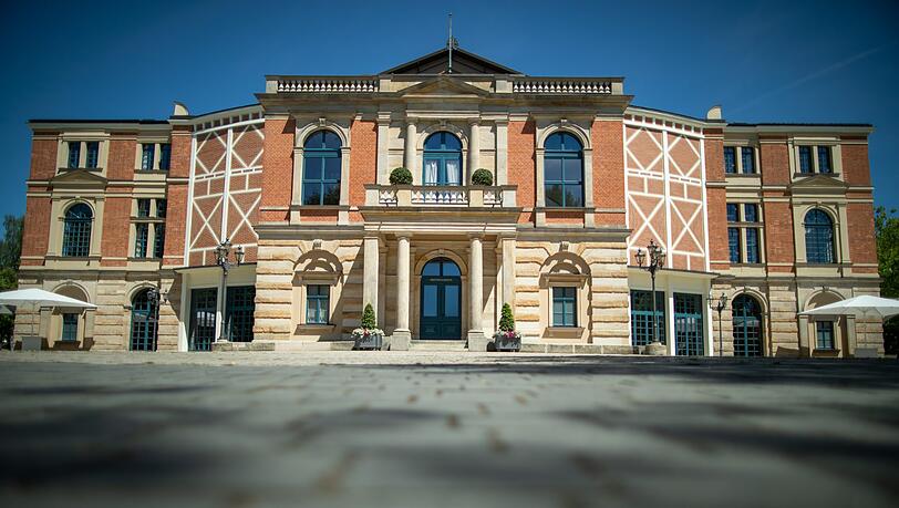 Das Bayreuther Festspielhaus. Das Bayreuther Festspielhaus.