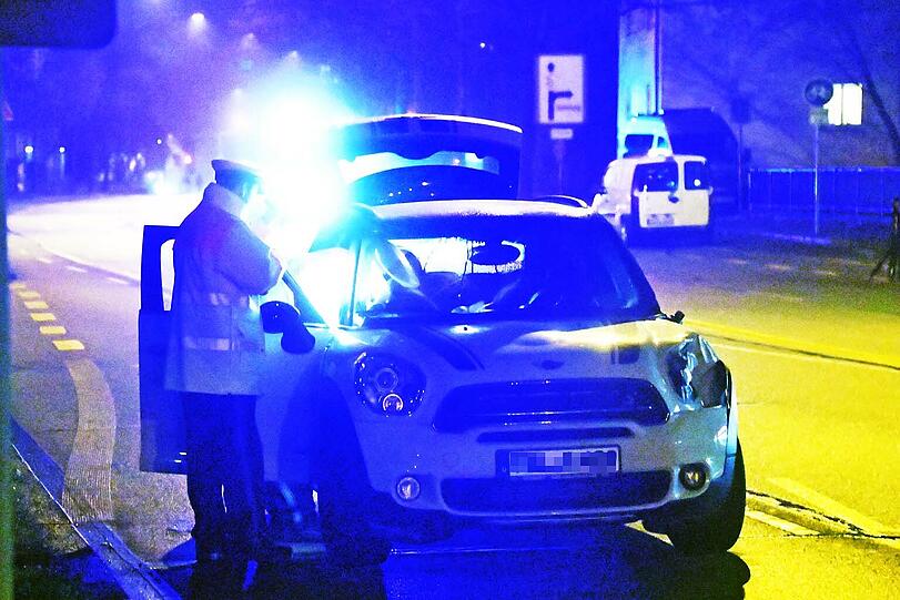 Bilder vom Unfallort am Mittwochabend: Eine Frau starb kurze Zeit nach dem Zusammenstoß, die andere schwebt weiterhin in Lebensgefahr.