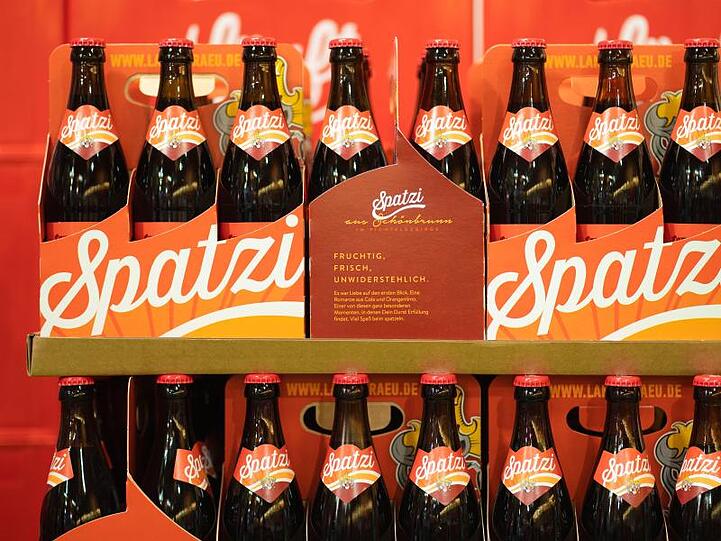 Flaschen des Cola-Mix "Spatzi" stehen im Shop der Brauerei "Lang-Bräu" in Wunsiedel.