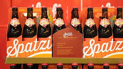 Flaschen des Cola-Mix "Spatzi" stehen im Shop der Brauerei "Lang-Bräu" in Wunsiedel.