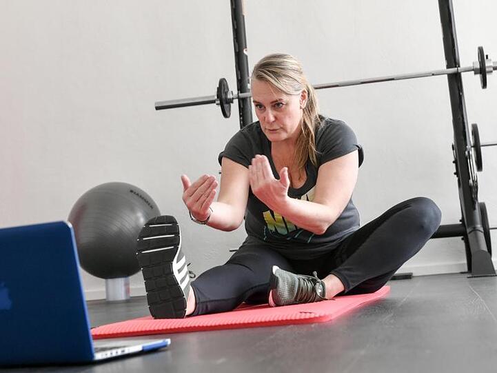 Personal Trainerin Dorothee Ulrichs bietet ihre Kurse als Online Training für Zuhause an. Foto: Jens Kalaene/dpa-Zentralbild/dpa/Archivbild